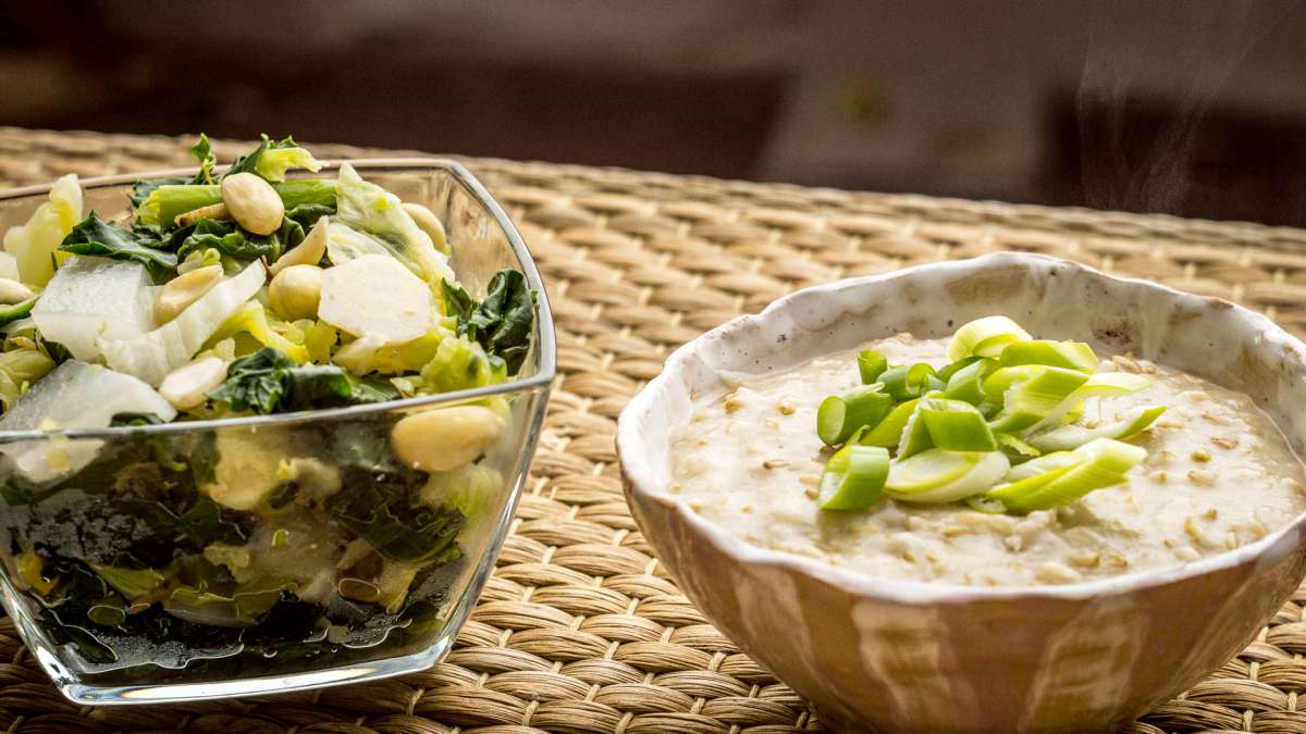 Ovesná kaše, natto miso salátek s mandlemi